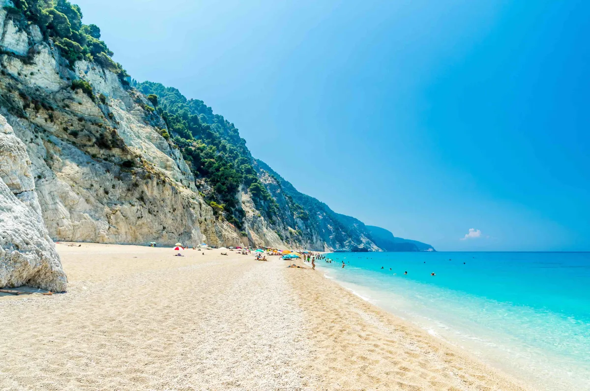 Sokak olcsó utazási célpontja, az Egremni strand a görögországi Lefkada sziklás, homokos partján