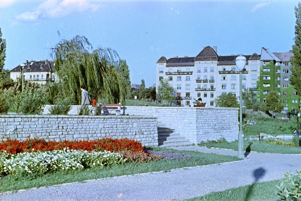 1966. park a Feneketlen-tó mellett, szemben a Villányi út - Fadrusz utca sarkán álló épület látható. Fortepan/Album068