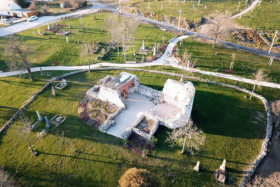 A papsokai templomrom a magasból fotózva.