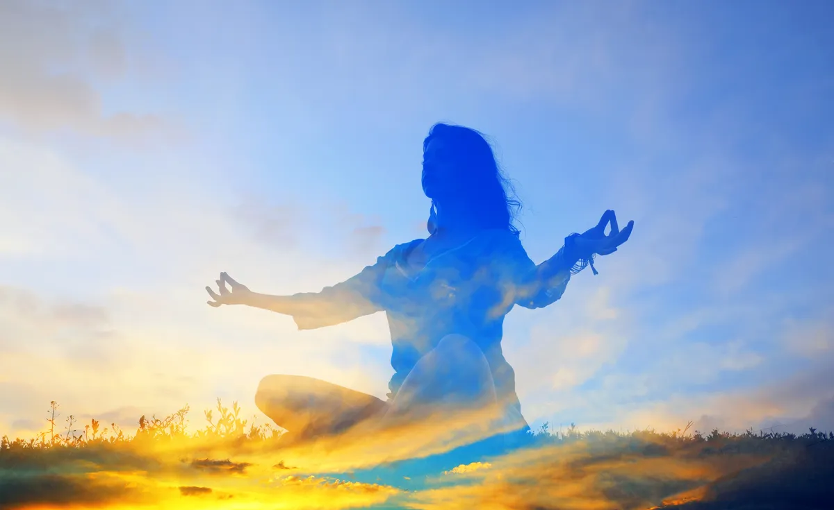 Horoszkópban szereplő nő meditál.