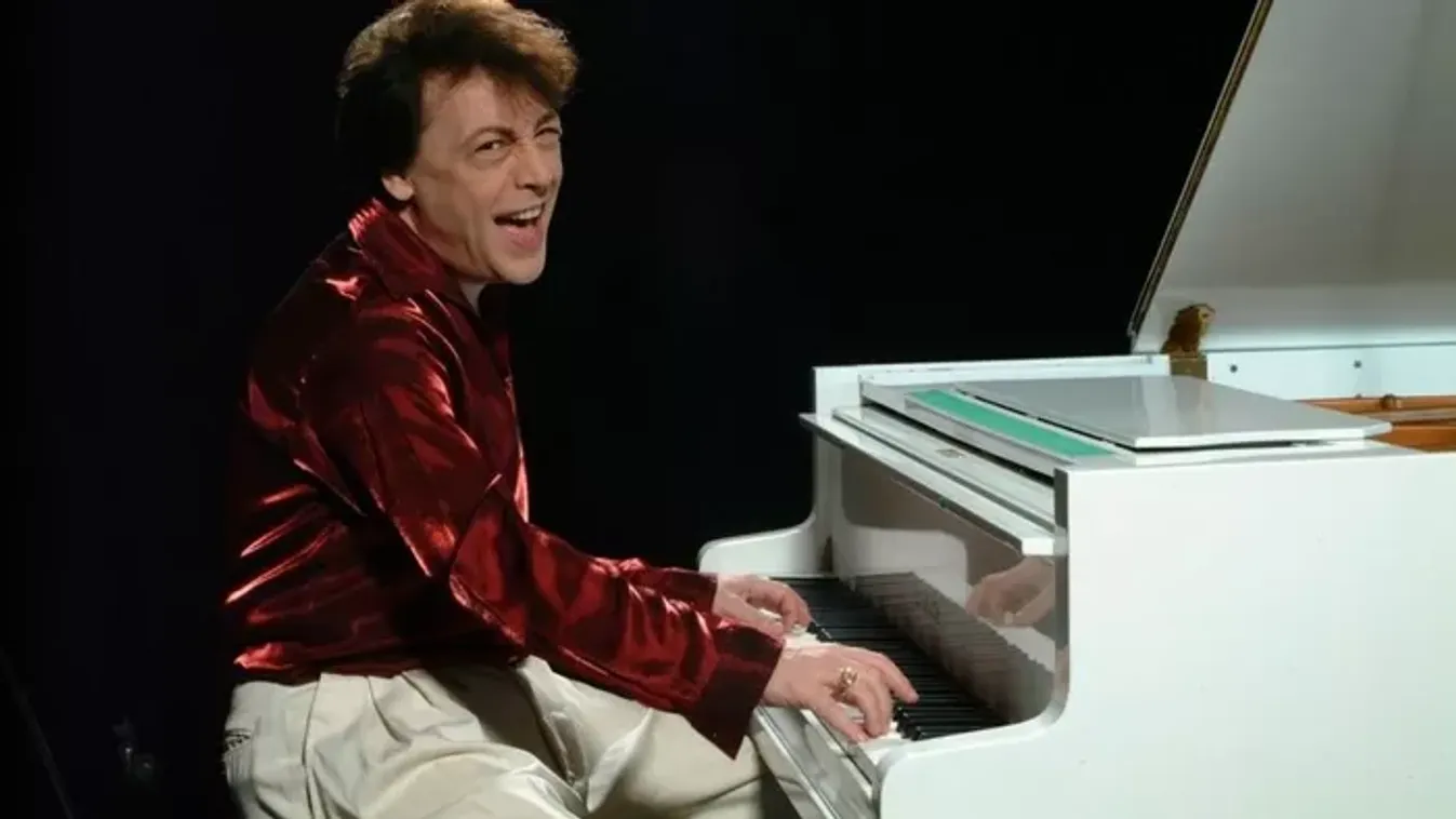 Elkészült a Fenyő Miklós szobor makettje, a rajongók teljesen kiakadtak: „Ez inkább egy Elvis Presley-be oltott Kern Andrásra hajaz”