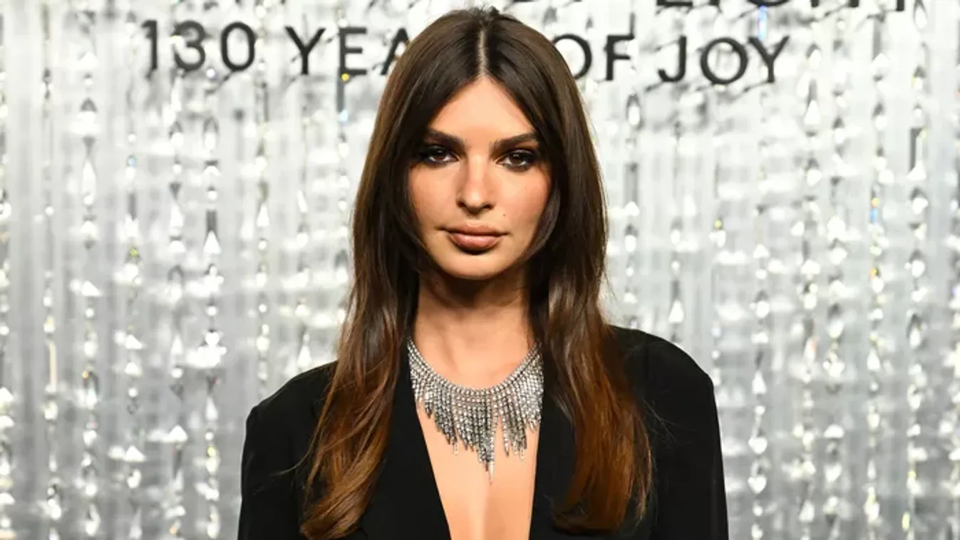 Szemérmetlenül szexi: Emily Ratajkowski teljesen kigombolt bőrdzsekiben, fedetlen mellekkel mutatta meg magát