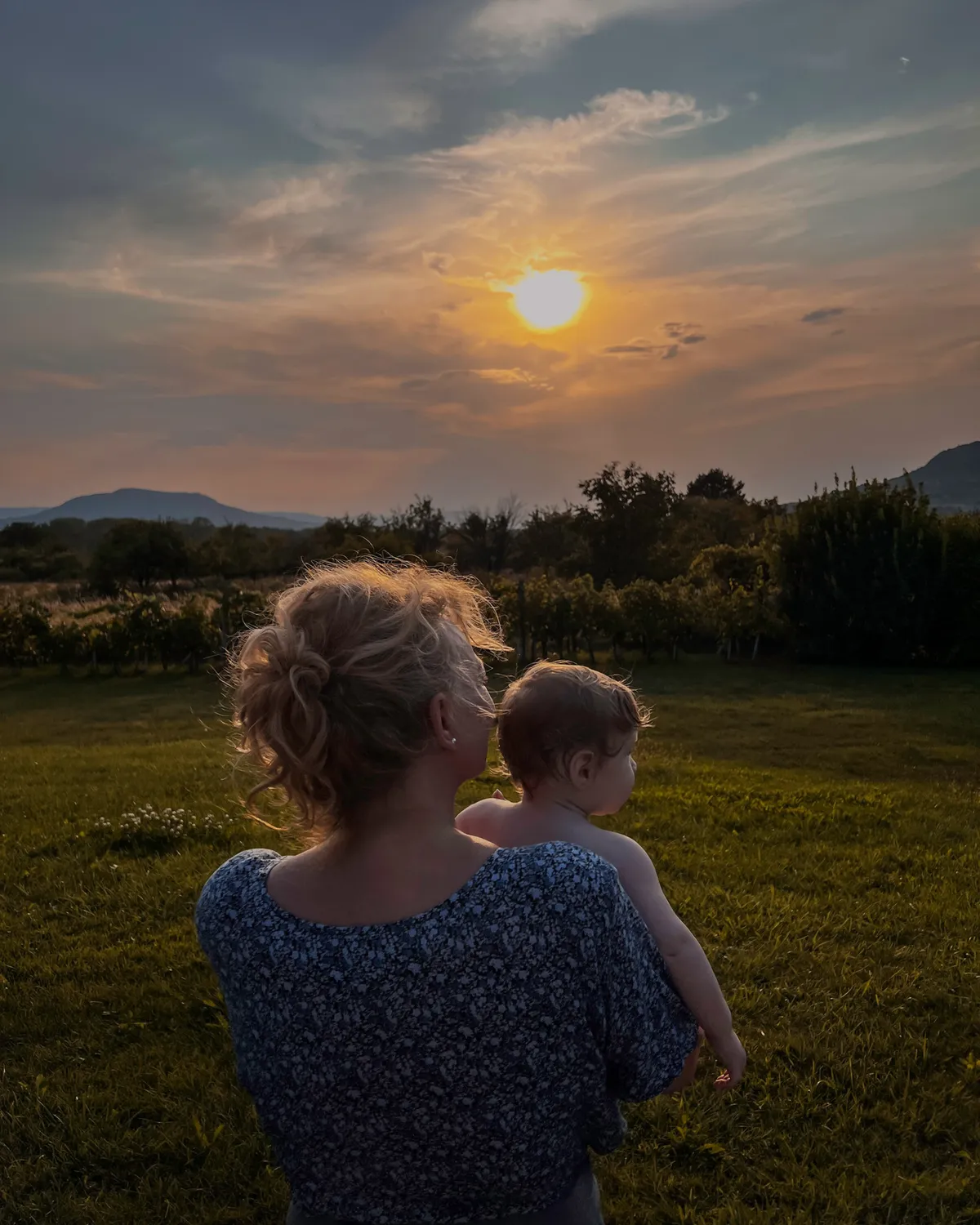Básti Juli unokája társaságában: a kicsi bearanyozza a napjait