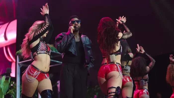 Jason Derulo egy szál trikóra vetkőzve csinálta meg a show-t