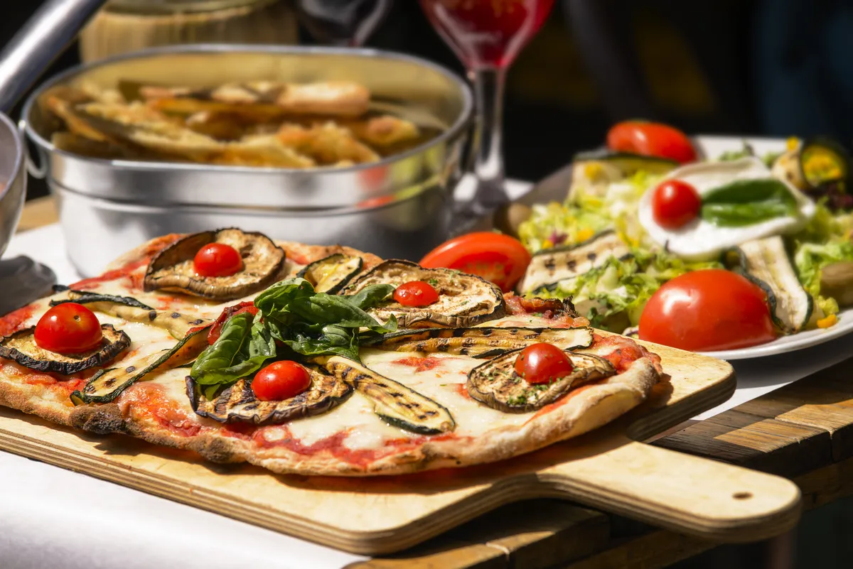 Római pizzák fatányéron.