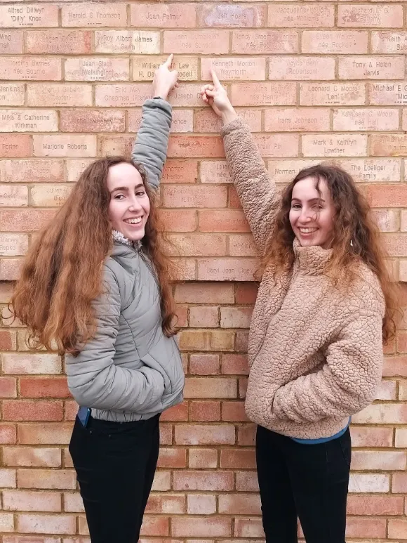 Caitlin és ikertestvére Grace