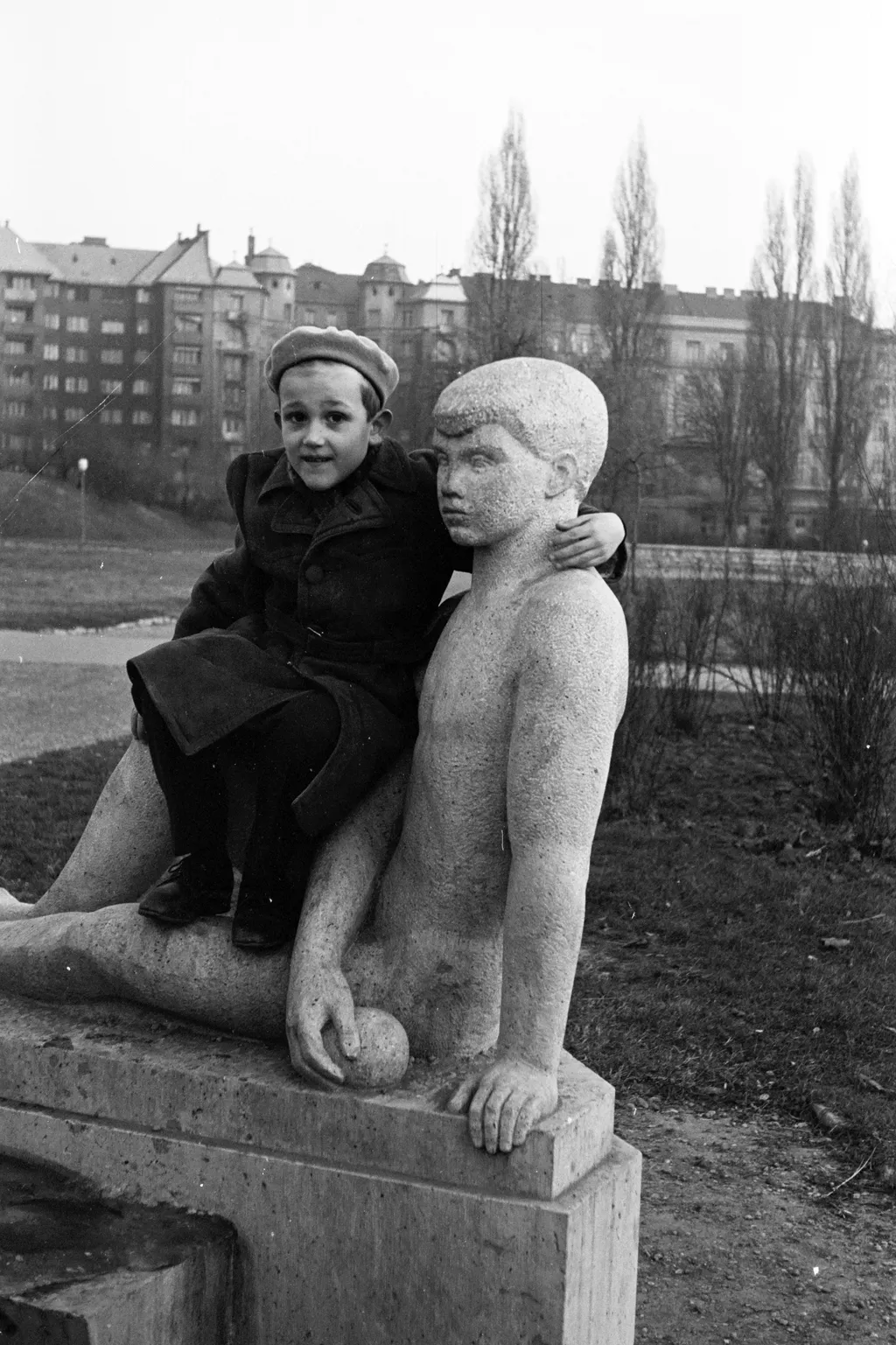 1965. játszótér a Feneketlen-tó melletti parkban. Ülő fiú, az ivókút szobrát Gádor Magda alkotta (1961). Háttérben a Fadrusz utca házsora. Fortepan - Chuckyeager tumblr