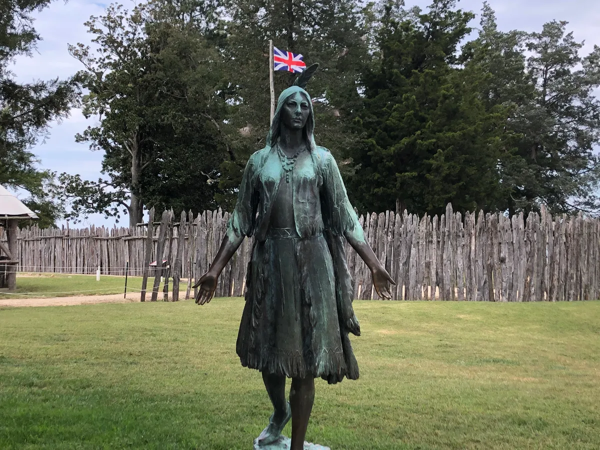 Az igazi Pocahontas szobra Virginia államban. 