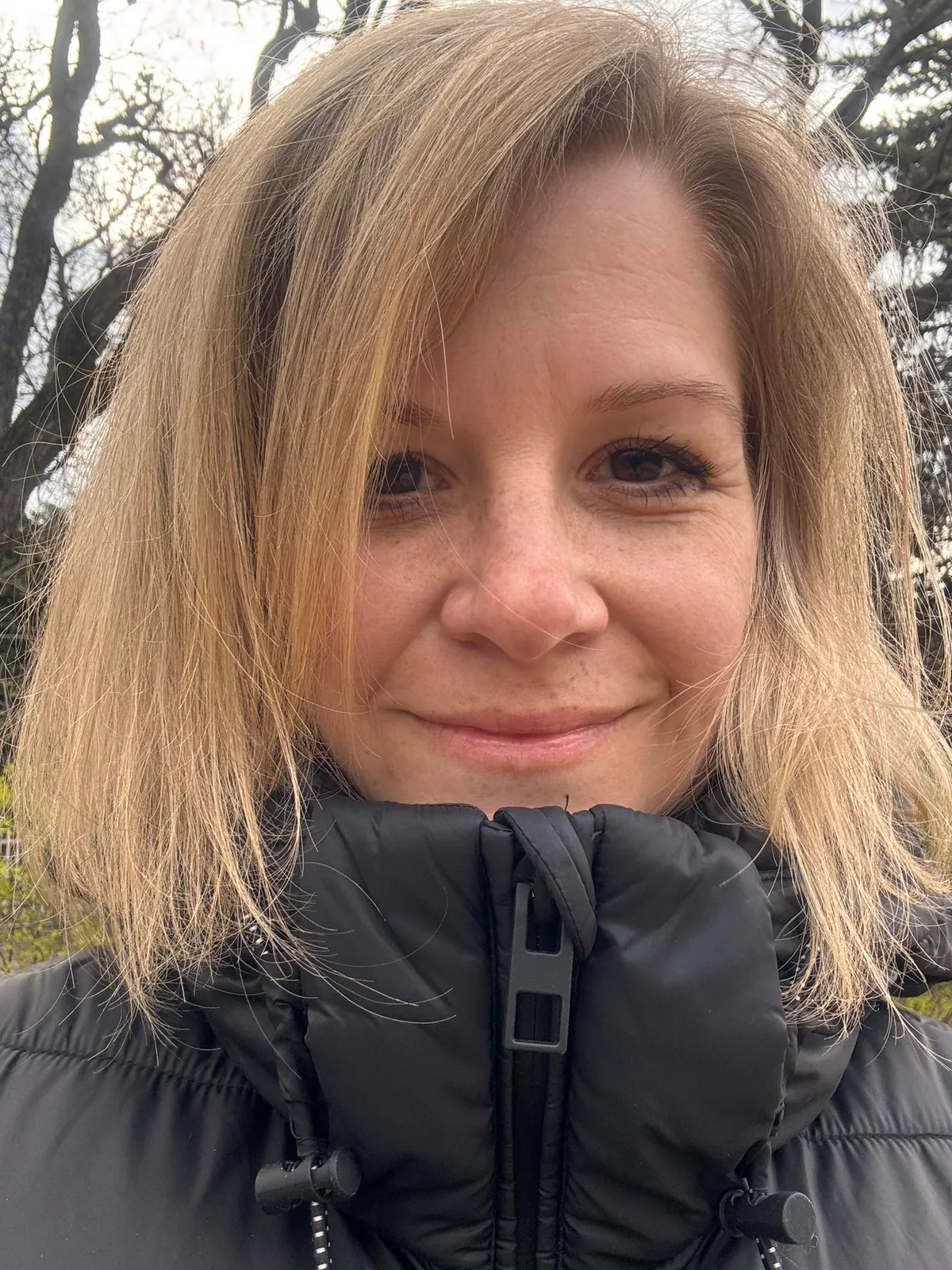 Ágoston Katalin szelfin mosolyog
