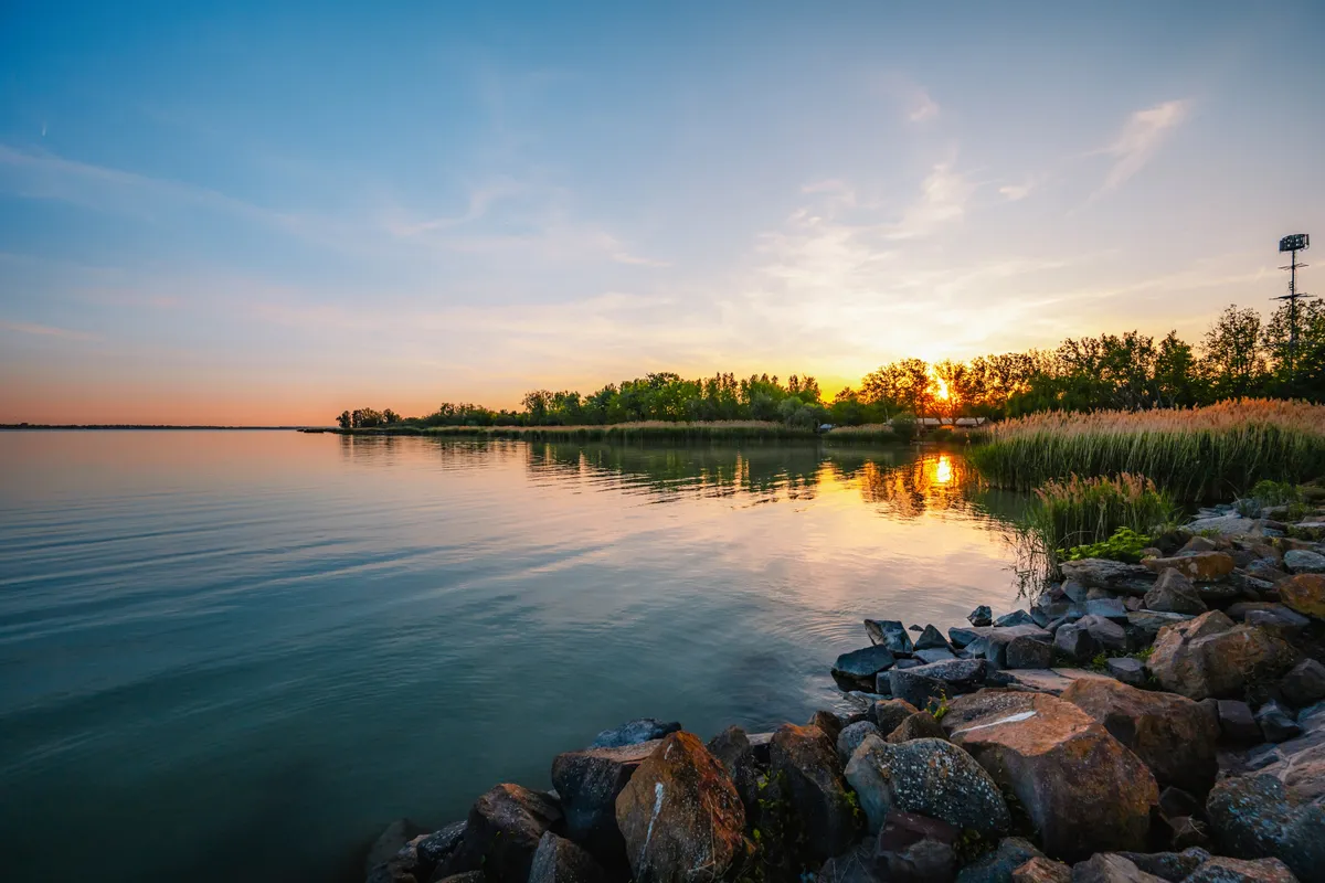 Balatonfüred látnivalói közül kiemelkedik a partmenti panoráma napnyugtakor.
