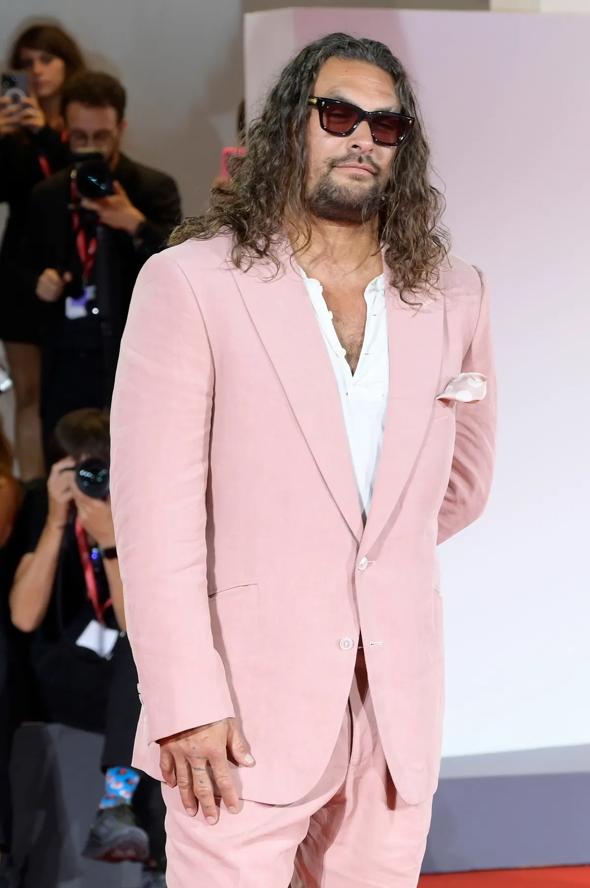 Jason Momoa a Velencei filmfesztivál vörös szőnyegén nagy sikert aratott különös szettjével.