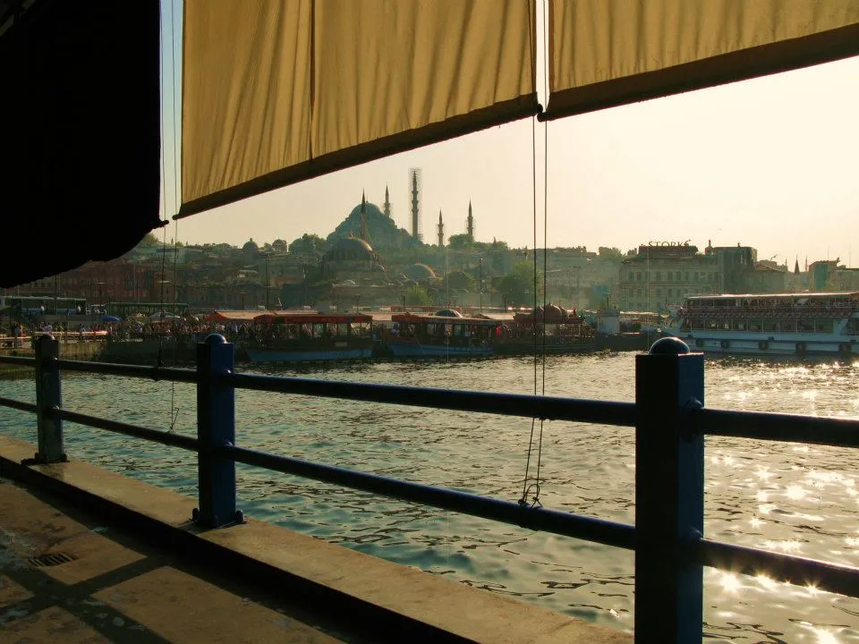 Kilátás a Galata-hídról Isztambulban.