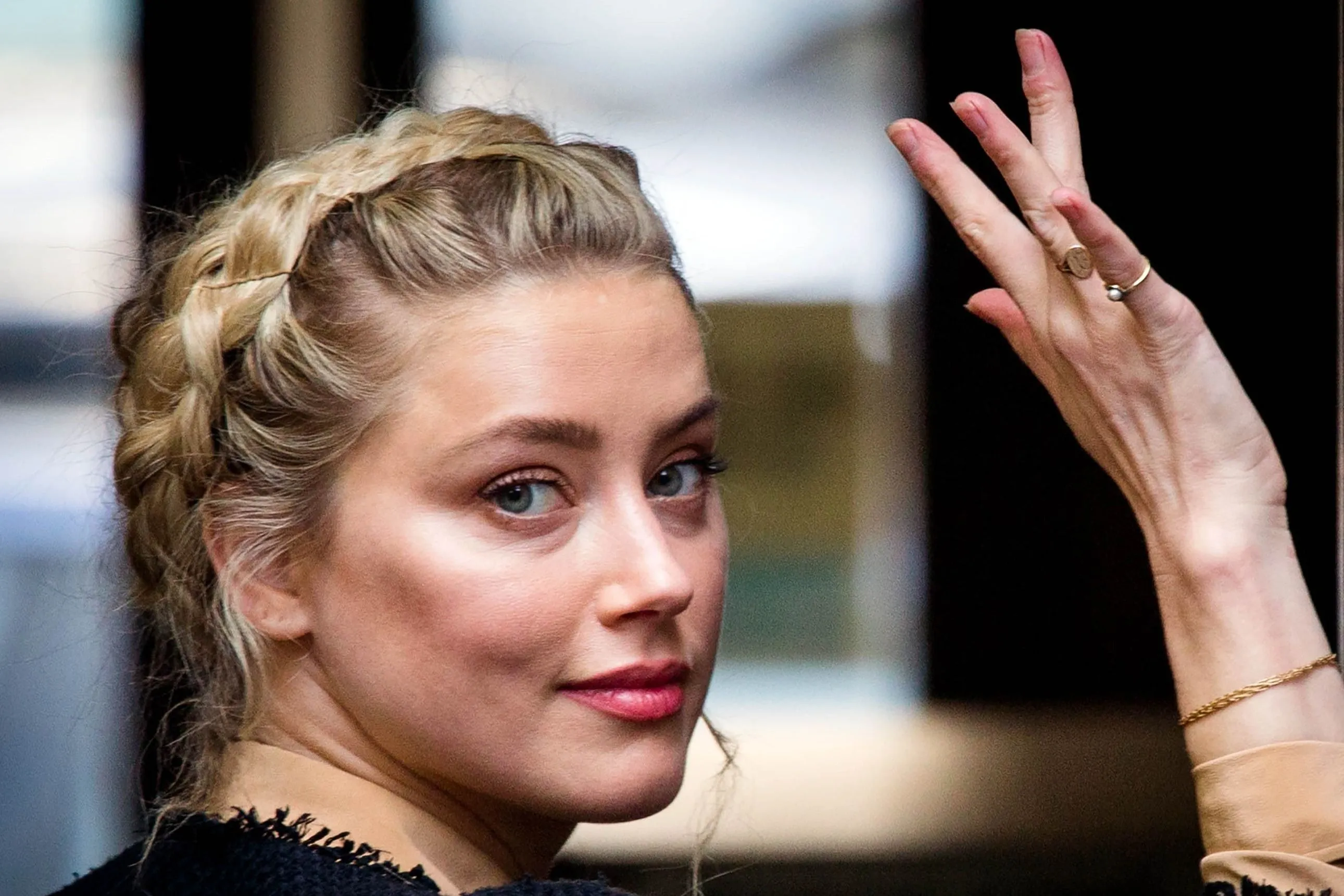 Hónapok óta most először kapták le a kamerák Amber Heard-öt