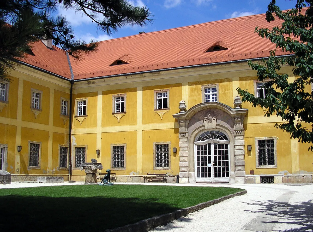 A Kiscelli Múzeum elülső homlokzata a kert felől.