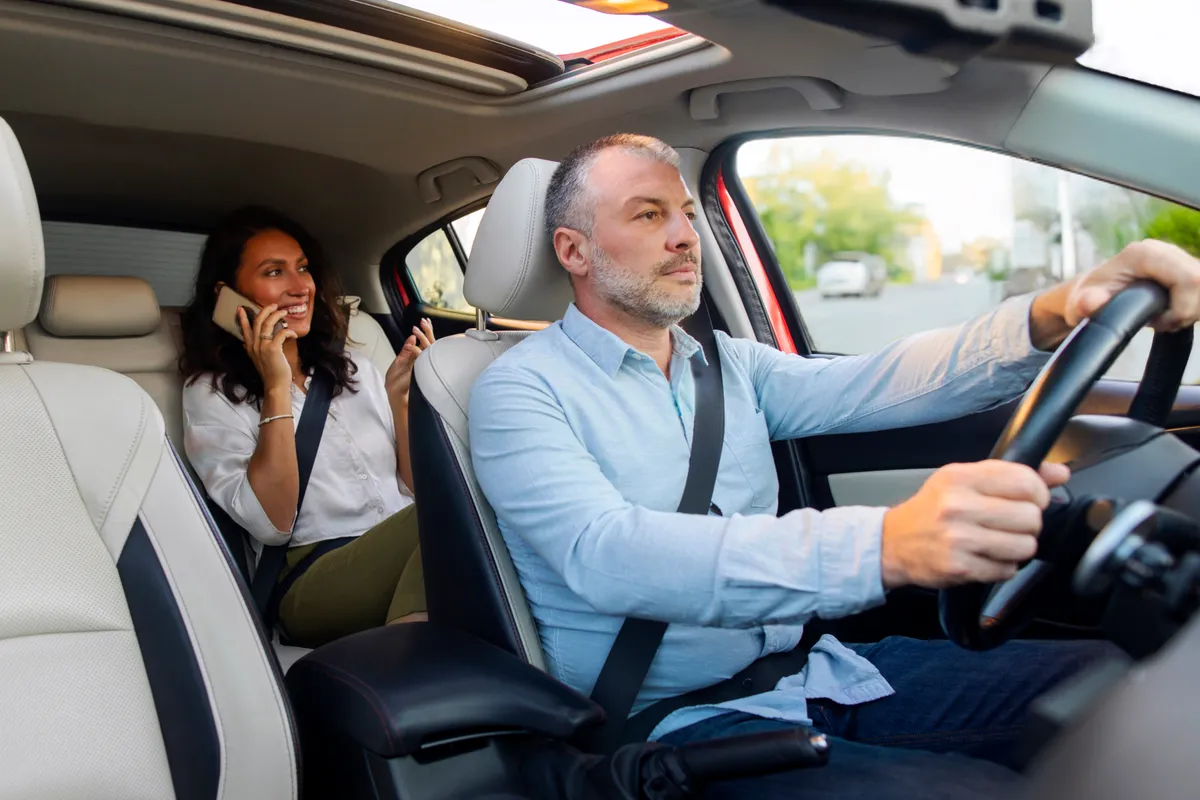 Taxis és egy női utas egy taxiban.