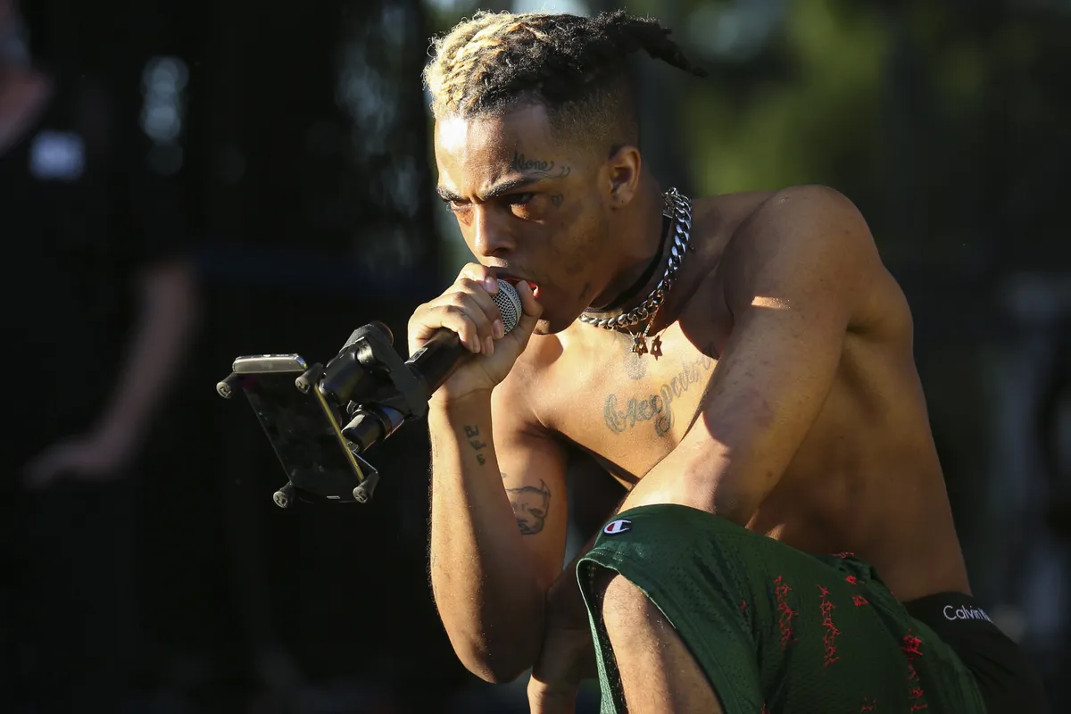 XXXTentacion rapper fellépésén a színpadon.