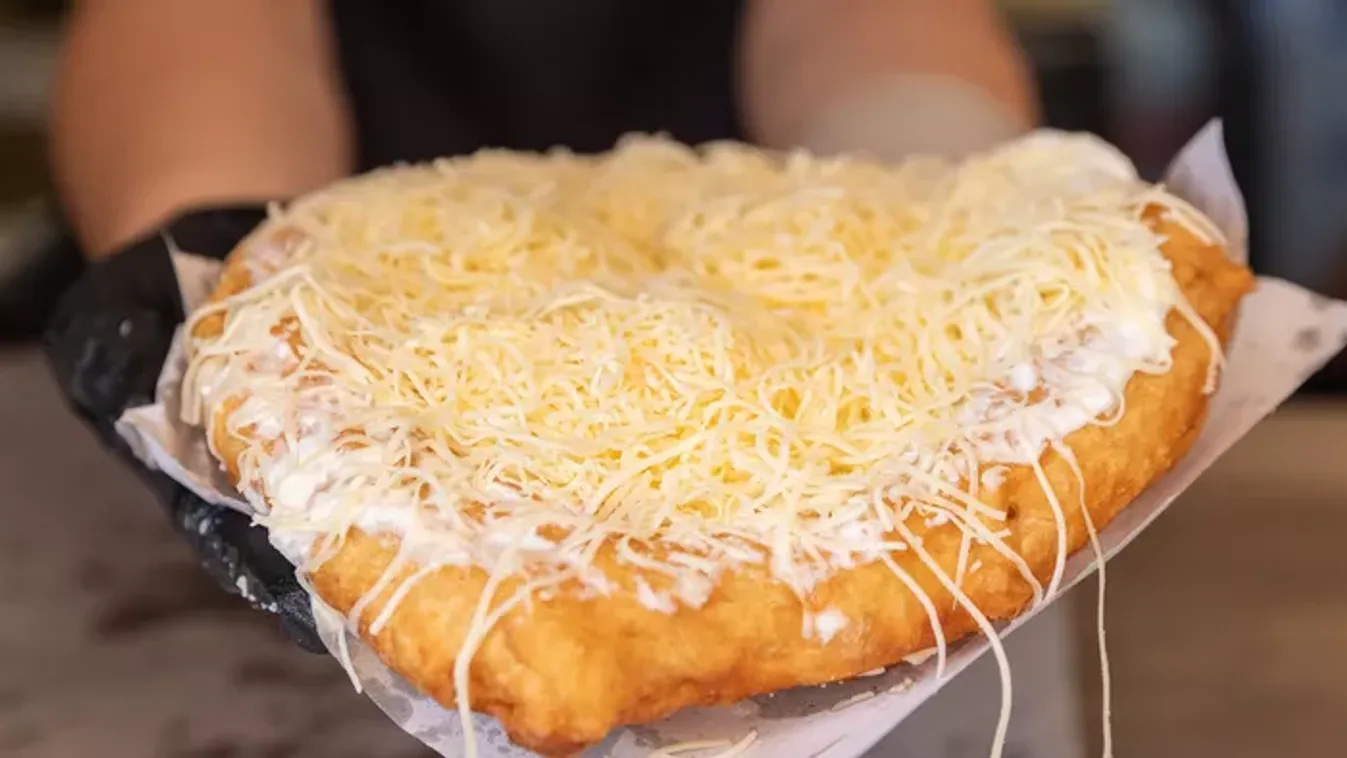 Büfés árulta el a tökéletes balatoni lángos titkát: ettől a filléres hozzávalótól belül puha, kívül ropogós lesz