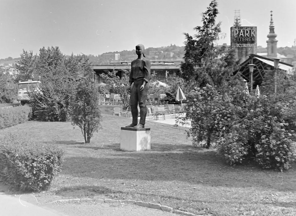 1973. Társadalmi munkás lány szobra (Makrisz Agamemnon,1961.), háttérben Park Étterem a Feneketlen-tónál. Fortepan