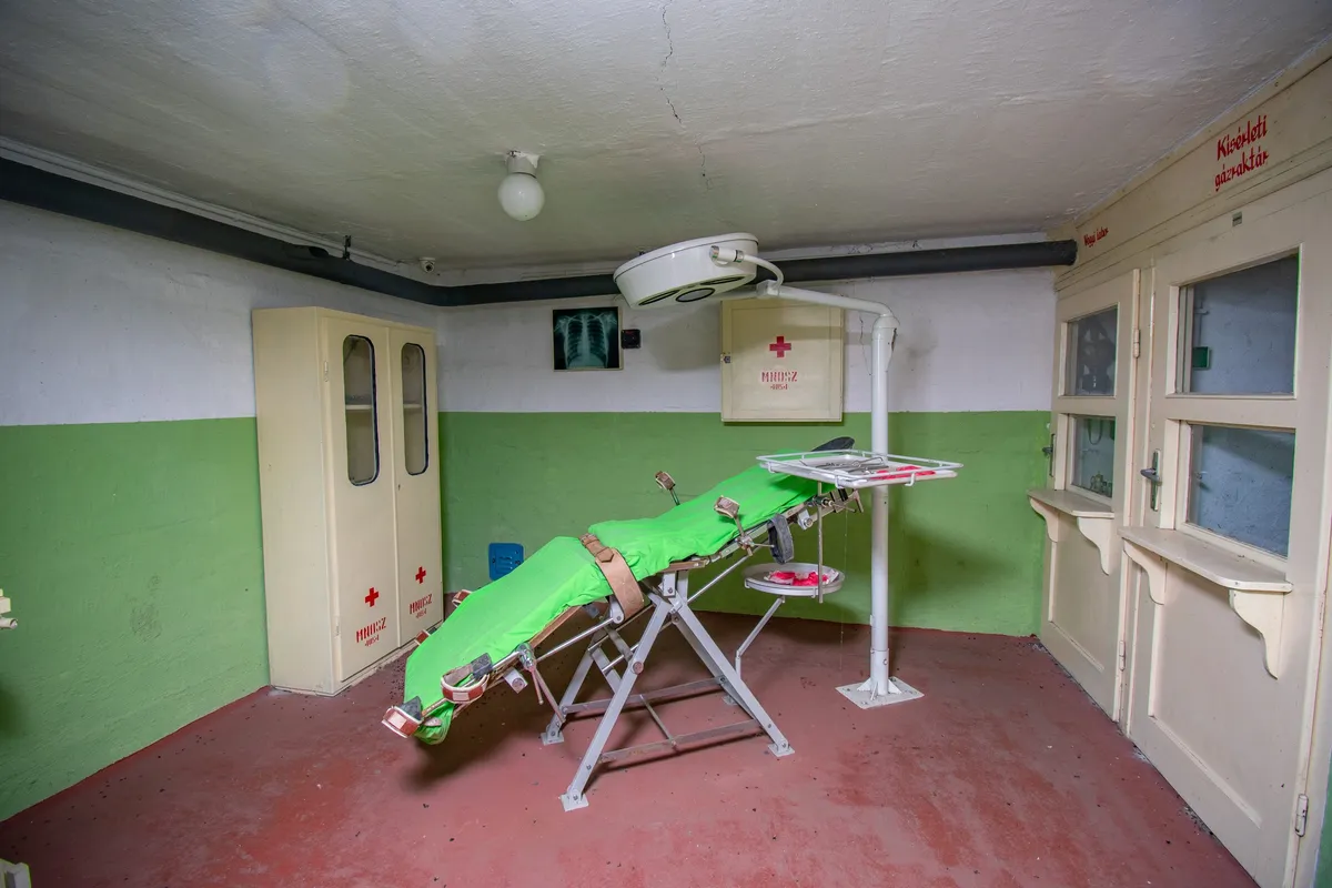 Az orvosi bunkerben egy kisebb műtőt is berendeztek