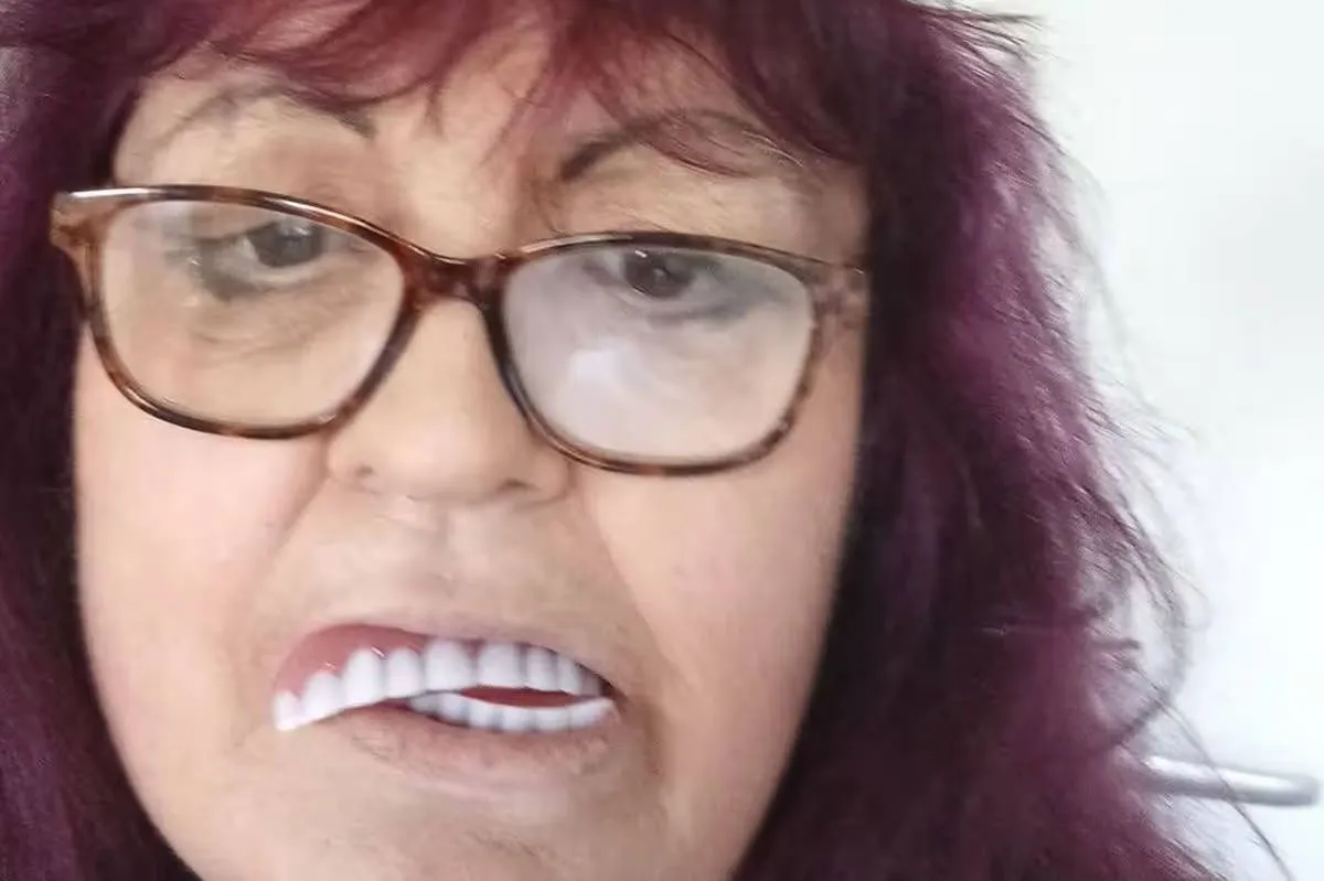 Karen a Facebookon vett fogsort 6000 forintért.