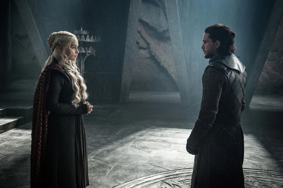 Emilia Clarke és Kit Harington a Trónok harca sorozat 7. évadában. 