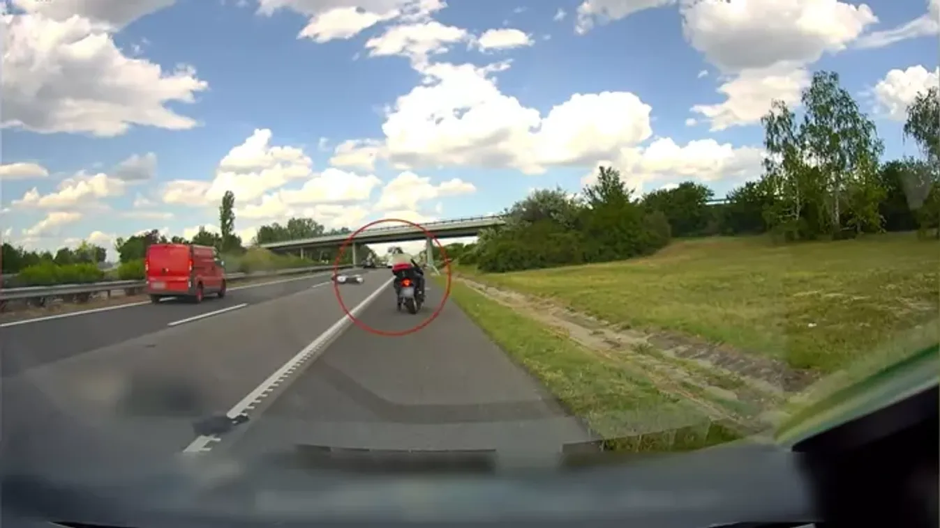 Centiken múlott, hogy nem hajtottak át a fekvő motoroson: Megrázó baleset az M7-esen