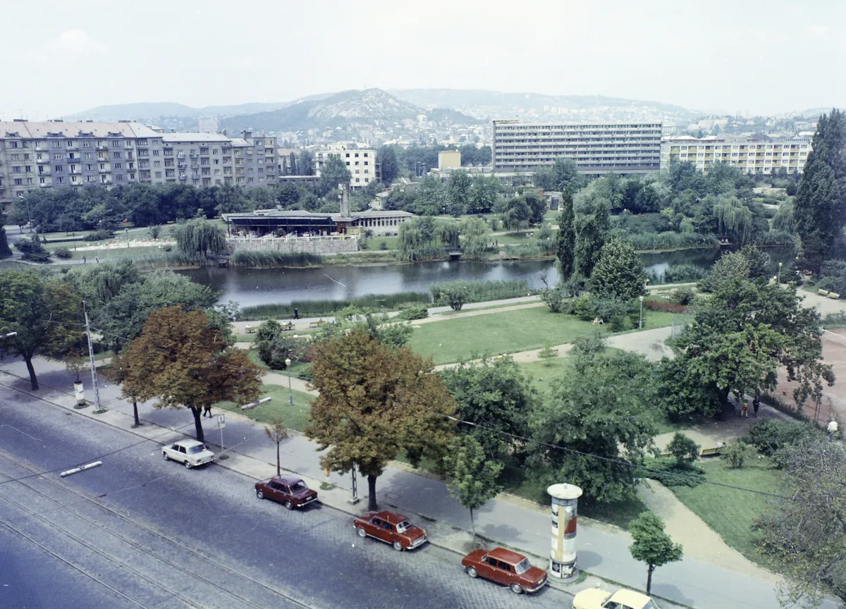 A Feneketlen-tó 1975-ben légifotón.