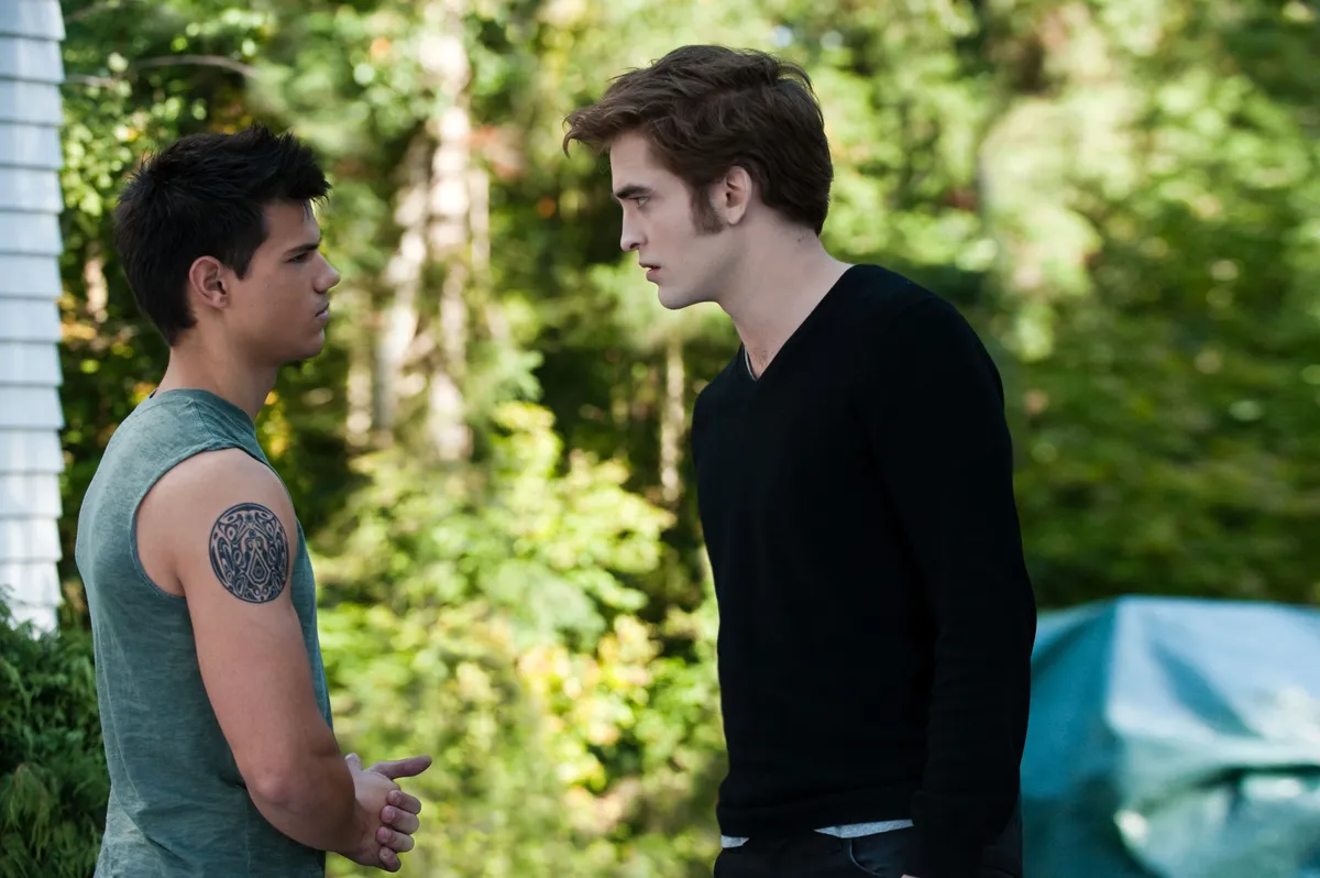 Taylor Lautner és Robert Pattinson az Alkonyat-filmek Napfogyatkozás című részében.