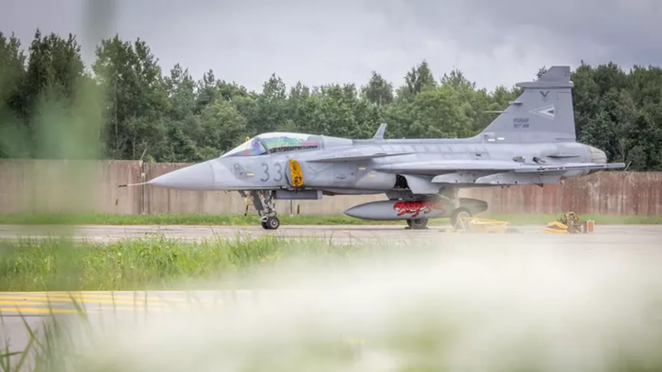 Akcióban a magyar Gripenek: azonosítatlan gép lépett az ország légterébe
