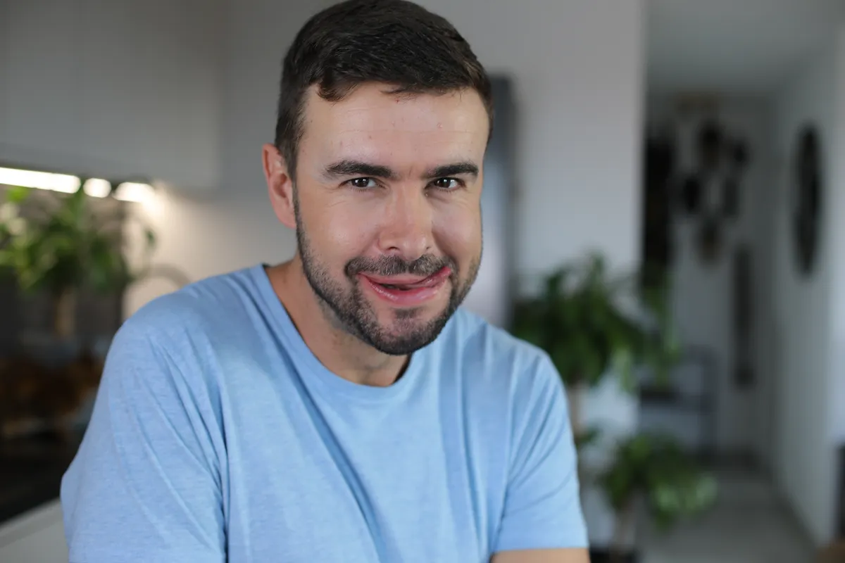 Nyelvével csábosan a száját nyaló nárcisztikus férfi
