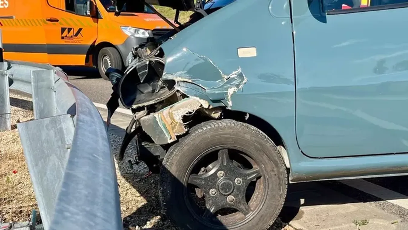 Szalagkorlátnak csapódott az autó Nógrádban: Tűzoltók emeltek ki egy embert a roncsból