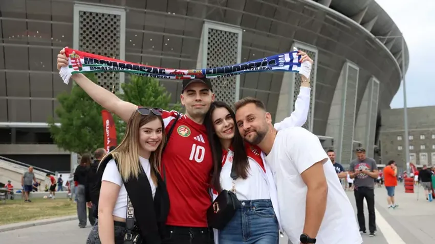 Szurkolók a Magyarország-Finnország meccs előtt