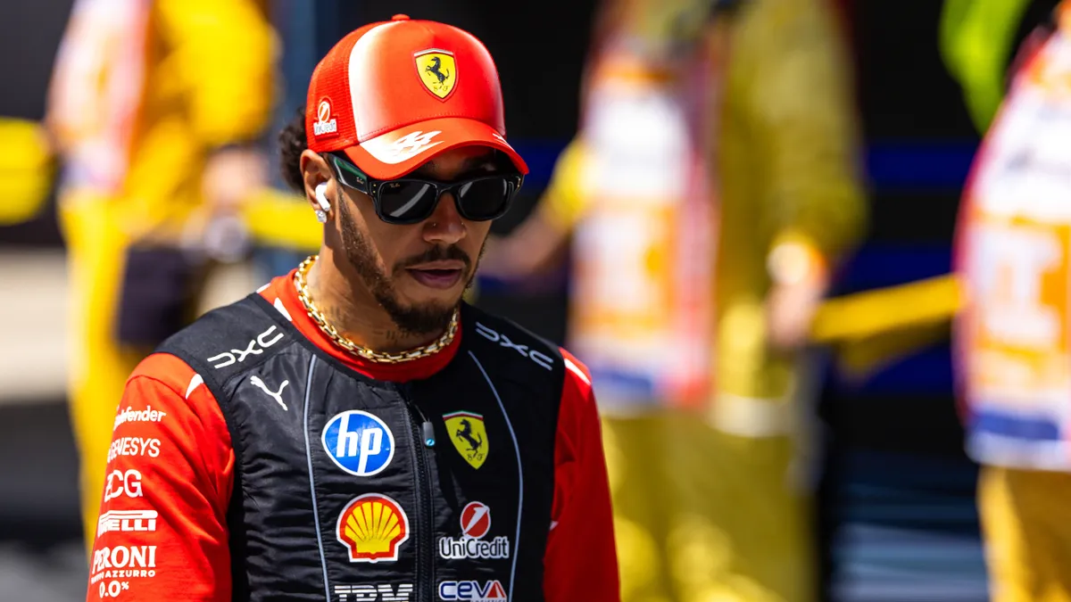 Lewis Hamilton a második helyről rajtolt, és megszerezte első futamgyőzelmét a Ferrarival