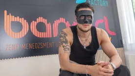 „Habzsolom az élvezeteket, nagy kanál” – T. Danny első filmjében nézhet szembe régi önmagával?