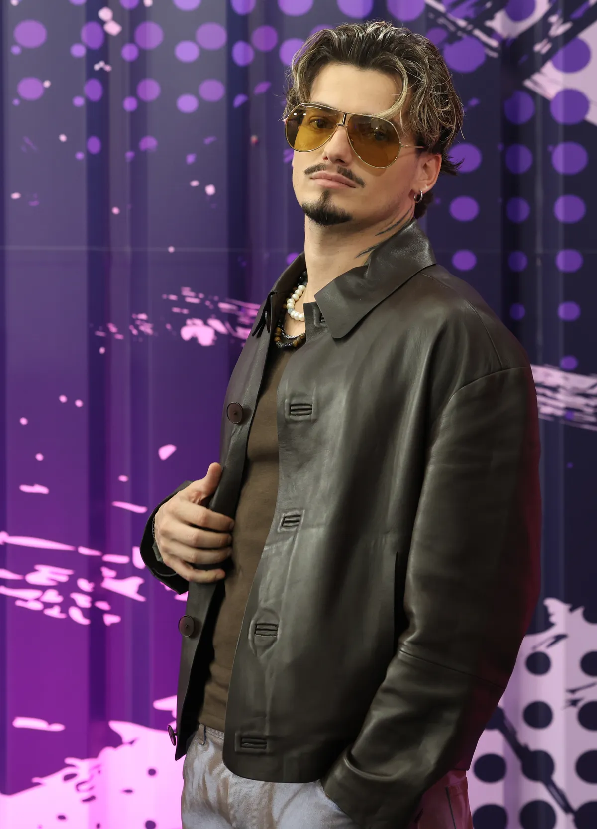 Marics Peti ruháját a forgatásra stylist válogatja össze. 