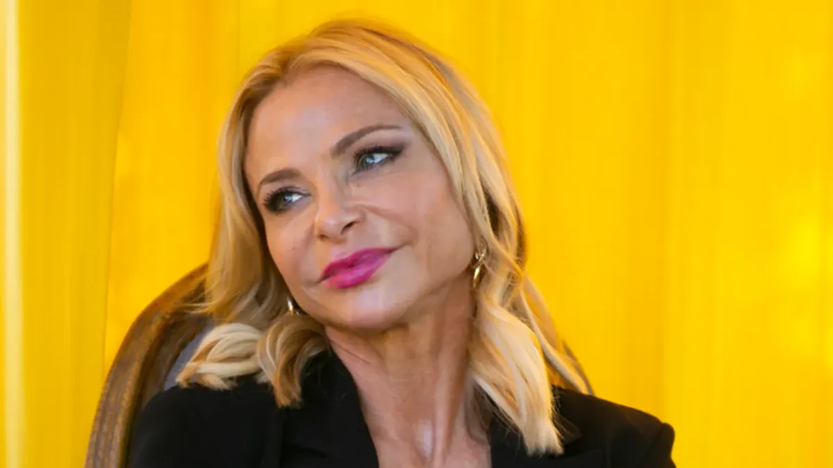Yvonne Dederick fekete zakóban mosolyog.