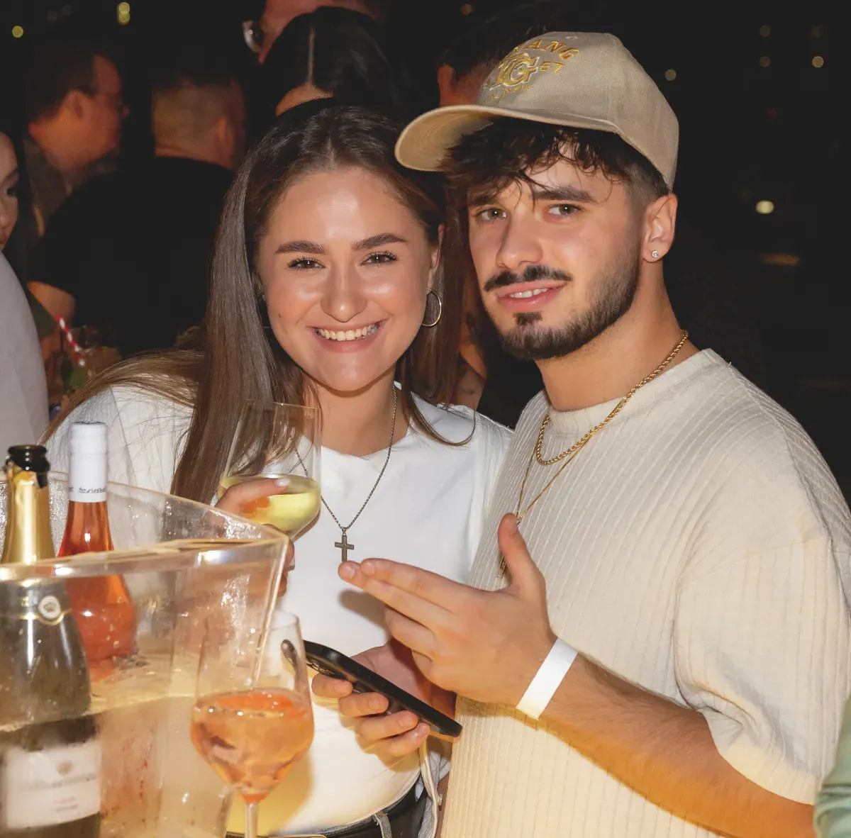 Németh Vini és Sofi boldogan buliznak.