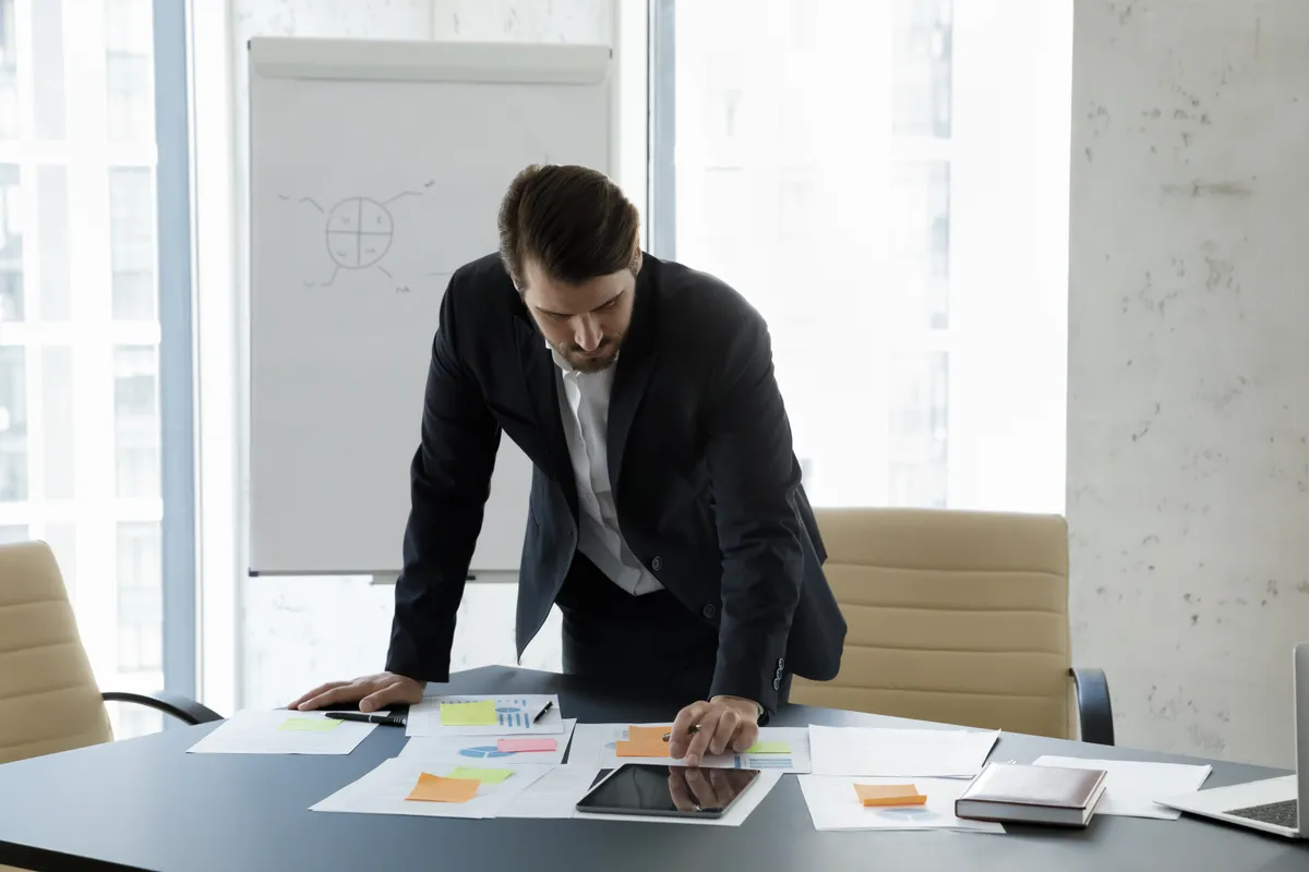 Workflow,,Modern,Tech,,Apps,Concept.,Millennial,Businessman,In,Suit,Working