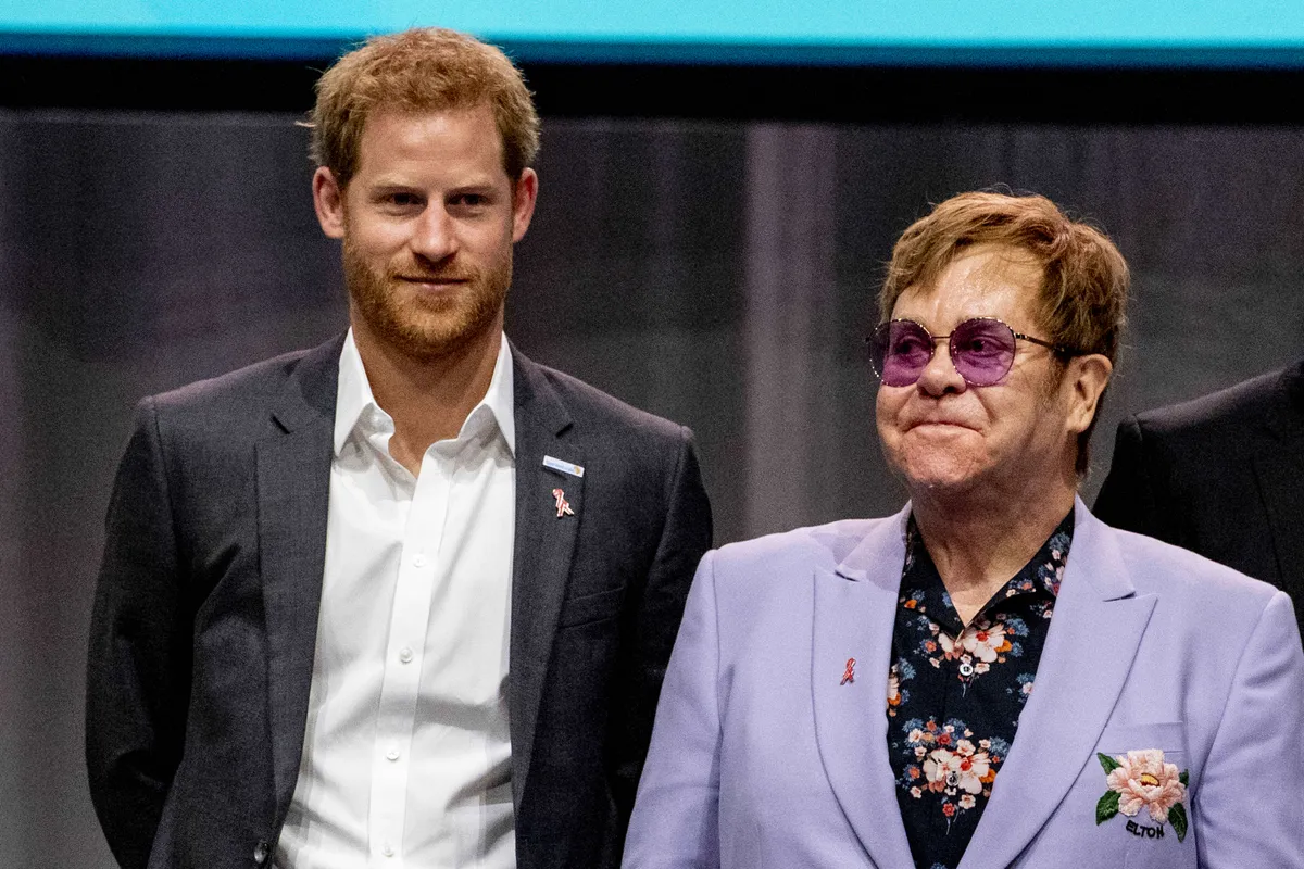 Elton John lehet az, aki kihúzza Harry herceget ebből a nehéz helyzetből