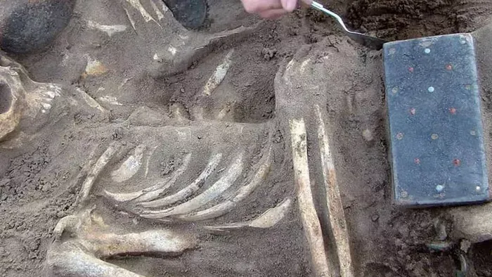 Időutazó 2000 éves nőt temettek el iPhone-nal a kezében