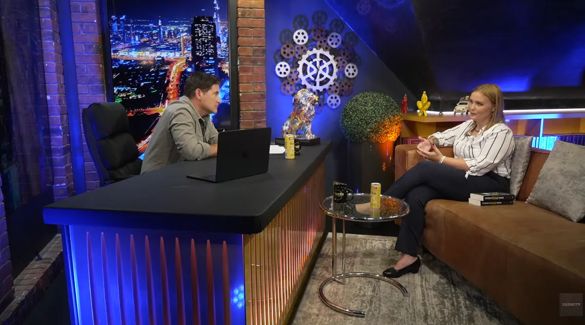 Hajdú Péter a Frizbi TV adásaiba minden alkalommal más vendéggel beszélget.