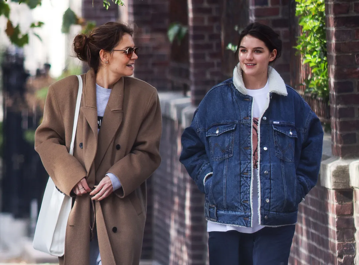 Suri nem tartja a kapcsolatot az apjával, Katie Holmes nevelte fel.