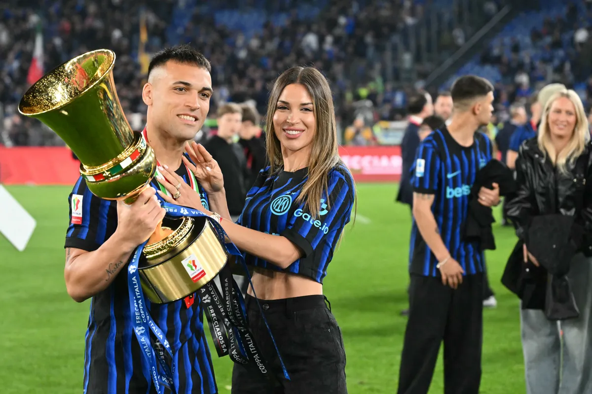 Lautaro Martínez párjának sem kell a szomszédba menni szépségért.