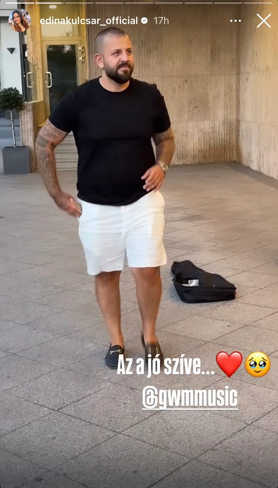A rapper egy kötegnyi pénzt hord magánál, hátha szükség van rá.