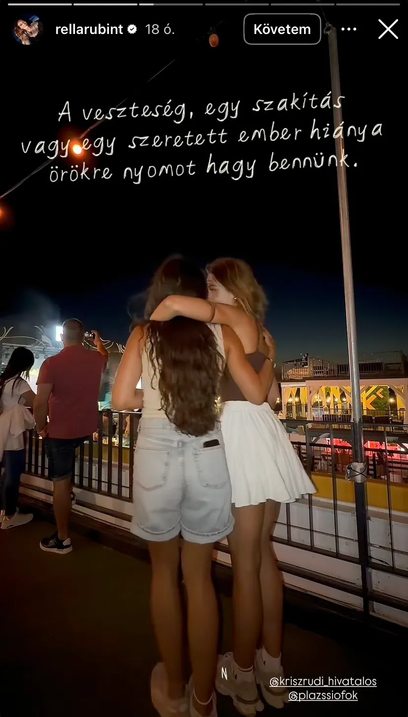Rella és barátnője buliznak a koncerten.