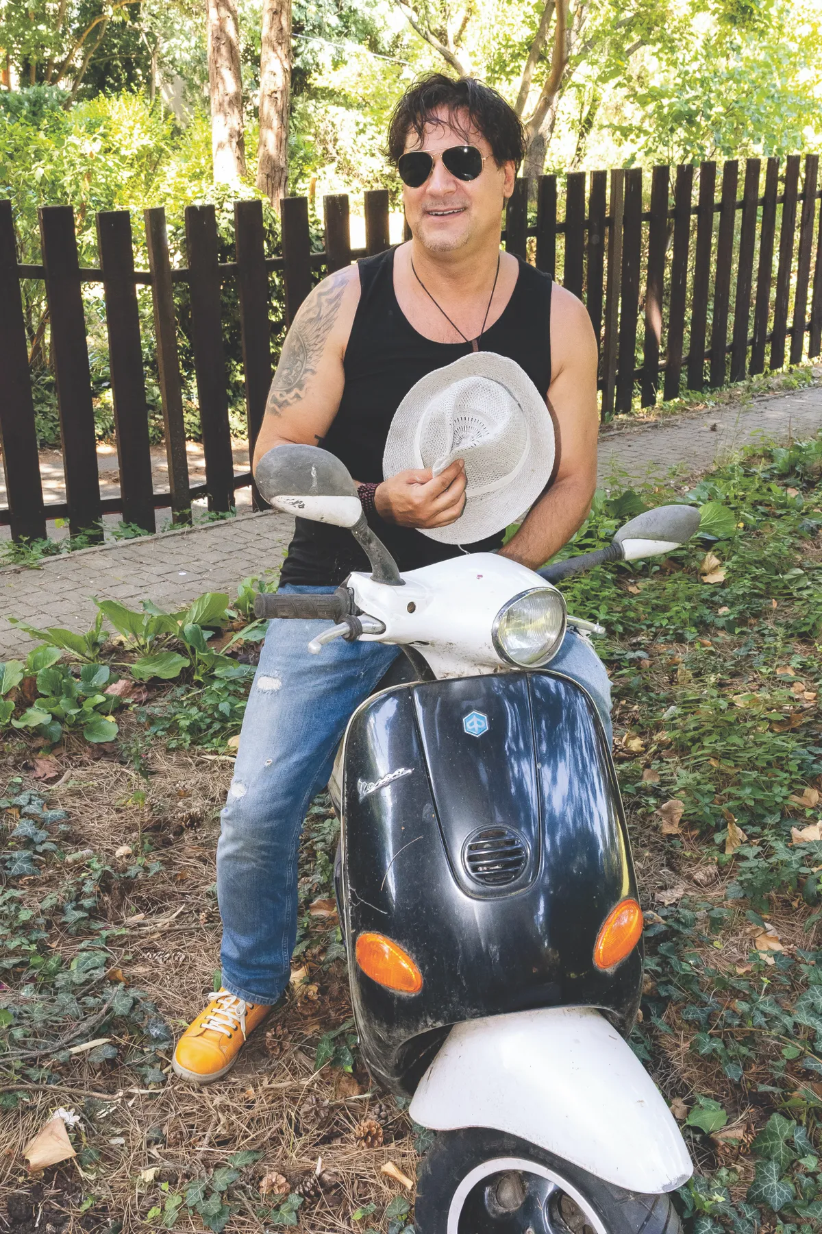 Attila imádja a kétkerekű járgányokat, és egy gyönyörű Vespa tulajdonosa.
