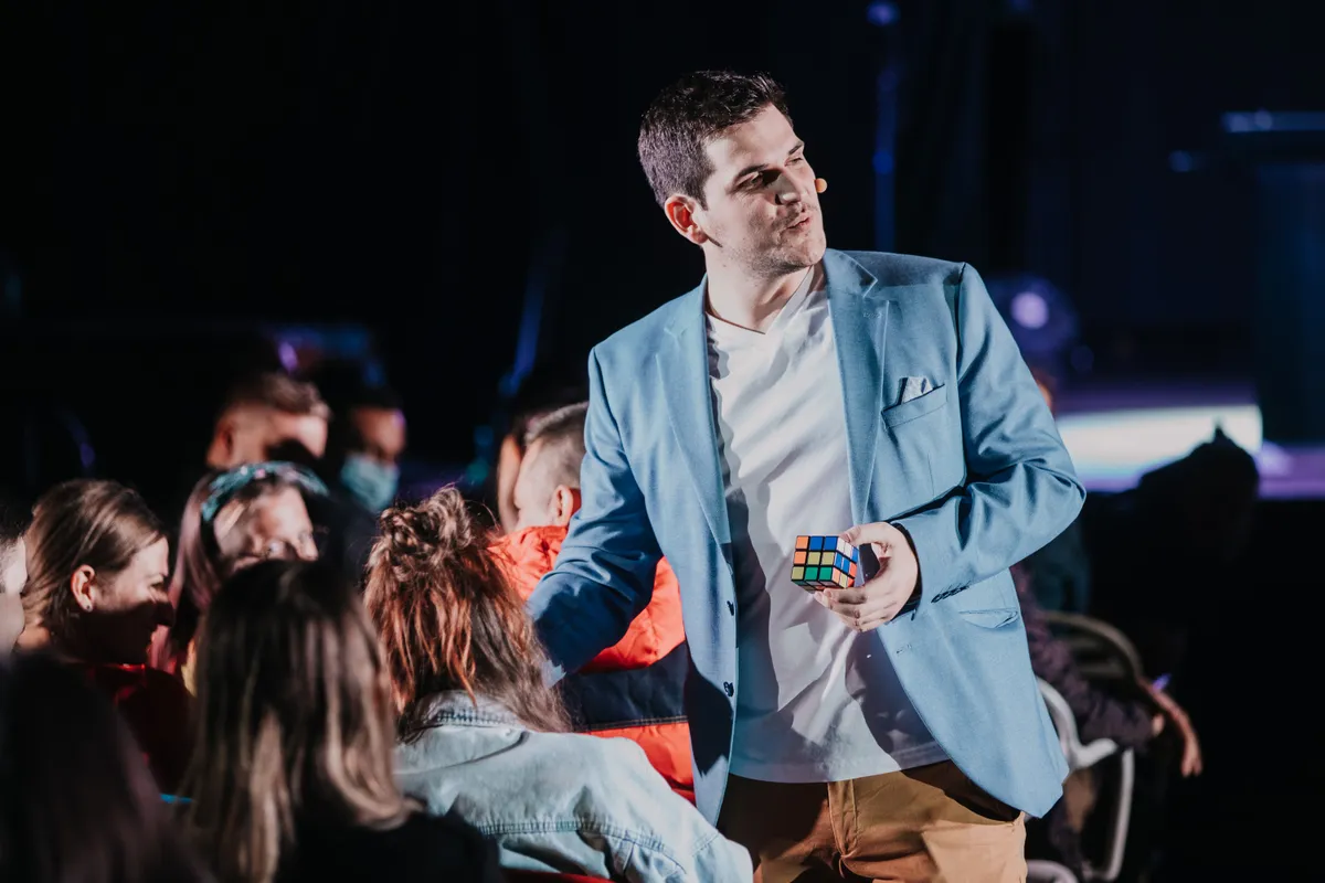Kiss. V. Balázs fiatal kora ellenére hatalmas sikereket ért el a bűvész szakmában.