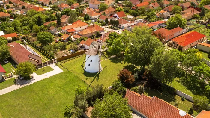 Szélmalom, nádtetős házak és gyógyító víz Kiskundorozsmán