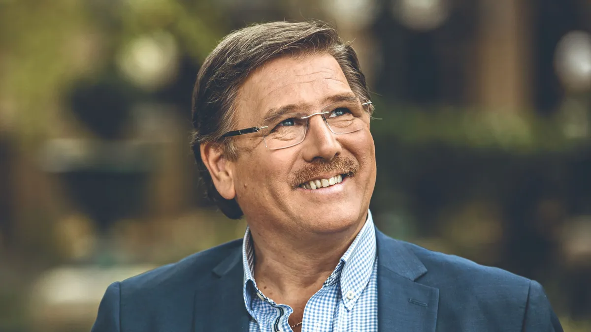 Kautzky Armand öltönyben mosolyog.