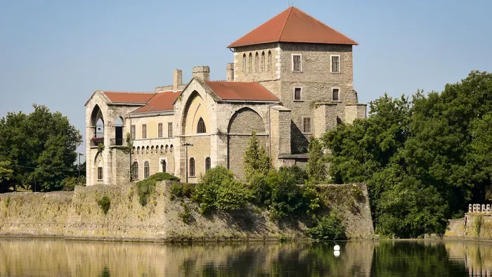 Sötét titkokat őriz Tata város, amely legendáiból is megélne